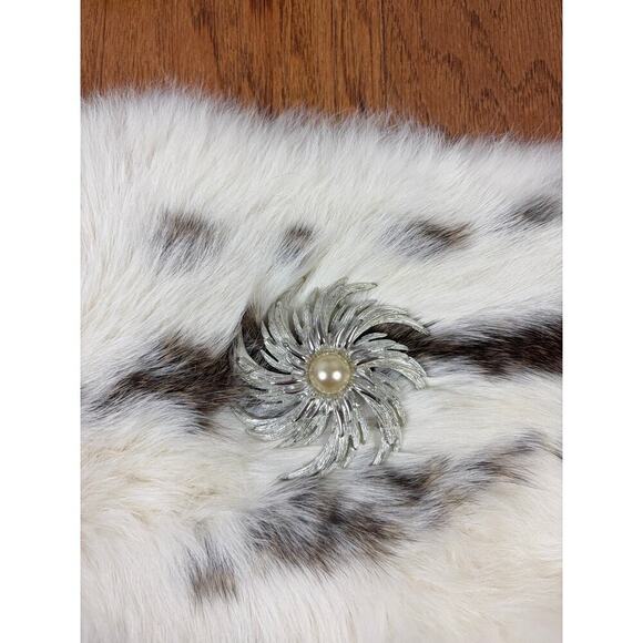 B10 Sarah Coventry Faux Pearl Flower Brooch Womens Pinwheel Swirl Silver Tone - Picture 4 of 11